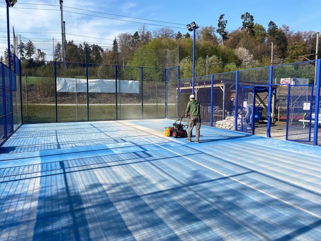 Wir bieten Verkauf und professionelle Installation von Padel-Tennisplätzen für Sportclubs, Gemeinden und Privatpersonen. Erfahren Sie mehr über unsere Dienstleistungen. Padel Courts mit Qualität – Statisch geprüft nach Eurocode