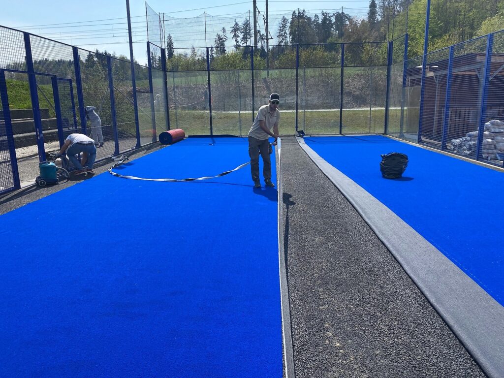 Wir bieten Verkauf und professionelle Installation von Padel-Tennisplätzen für Sportclubs, Gemeinden und Privatpersonen. Erfahren Sie mehr über unsere Dienstleistungen. Padel Courts mit Qualität – Statisch geprüft nach Eurocode