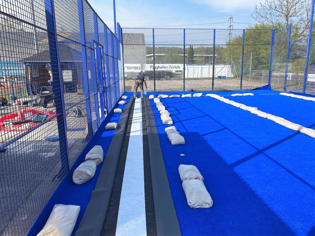 Wir bieten Verkauf und professionelle Installation von Padel-Tennisplätzen für Sportclubs, Gemeinden und Privatpersonen. Erfahren Sie mehr über unsere Dienstleistungen. Padel Courts mit Qualität – Statisch geprüft nach Eurocode