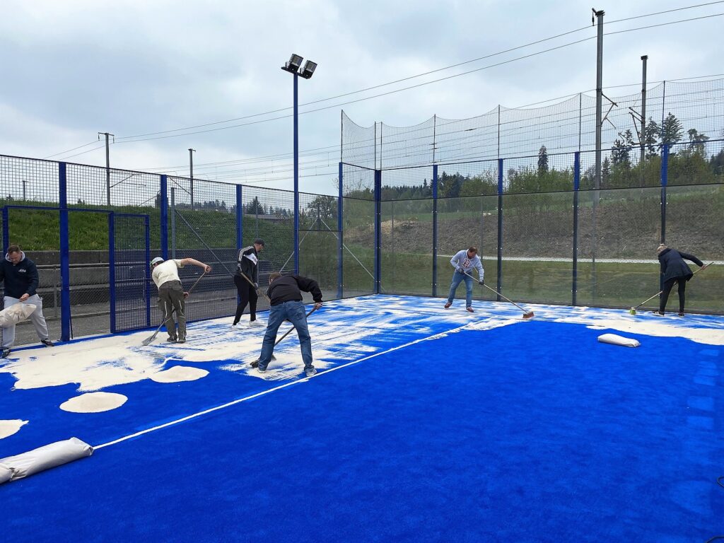 Wir bieten Verkauf und professionelle Installation von Padel-Tennisplätzen für Sportclubs, Gemeinden und Privatpersonen. Erfahren Sie mehr über unsere Dienstleistungen. Padel Creations Schweiz - Ihr Partner für Padel Anlagen