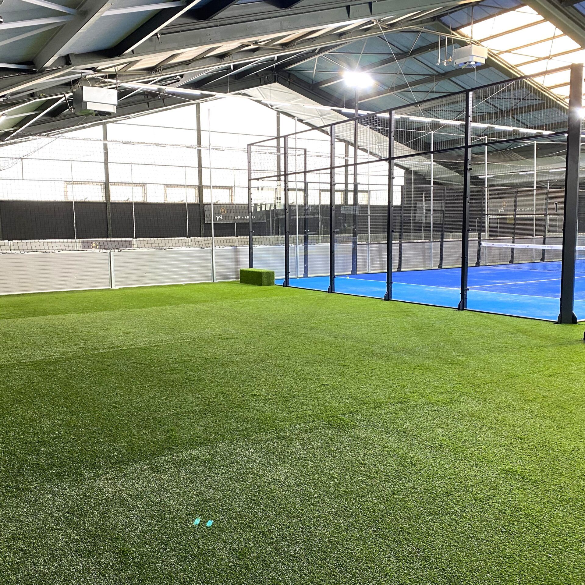 Wir bieten Verkauf und professionelle Installation von Padel-Tennisplätzen für Sportclubs, Gemeinden und Privatpersonen. Erfahren Sie mehr über unsere Dienstleistungen. Kunstrasenprofi Schweiz AG - Ihr Partner für Padel Anlagen