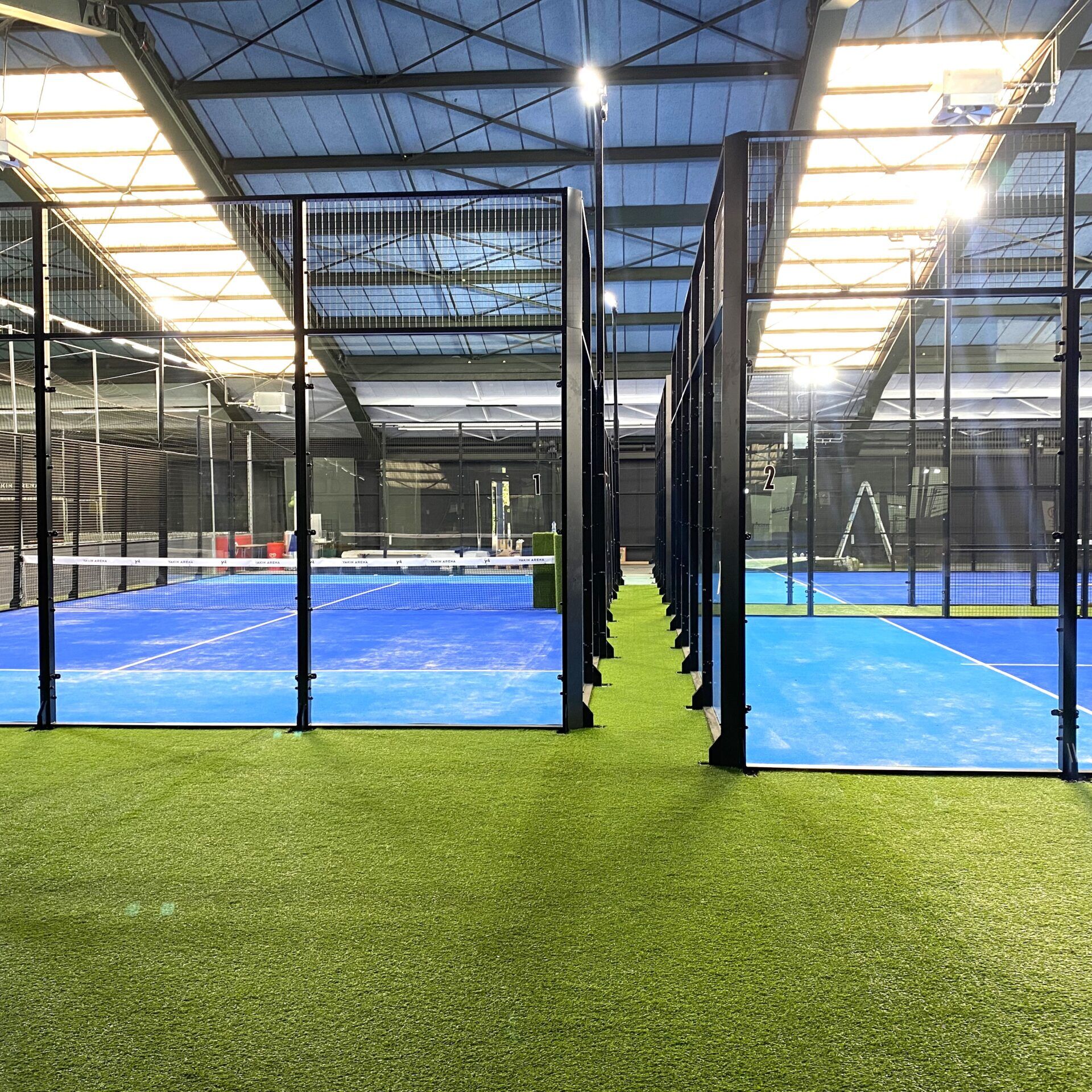 Wir bieten Verkauf und professionelle Installation von Padel-Tennisplätzen für Sportclubs, Gemeinden und Privatpersonen. Erfahren Sie mehr über unsere Dienstleistungen. Kunstrasenprofi Schweiz AG - Ihr Partner für Padel Anlagen