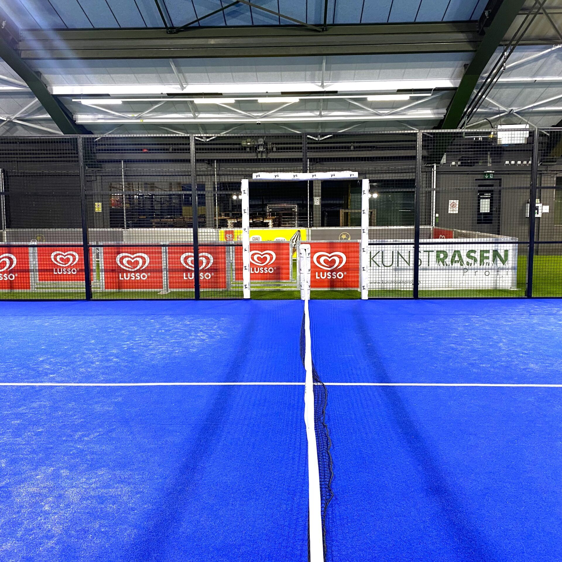 Wir bieten Verkauf und professionelle Installation von Padel-Tennisplätzen für Sportclubs, Gemeinden und Privatpersonen. Erfahren Sie mehr über unsere Dienstleistungen. Kunstrasenprofi Schweiz AG - Ihr Partner für Padel Anlagen
