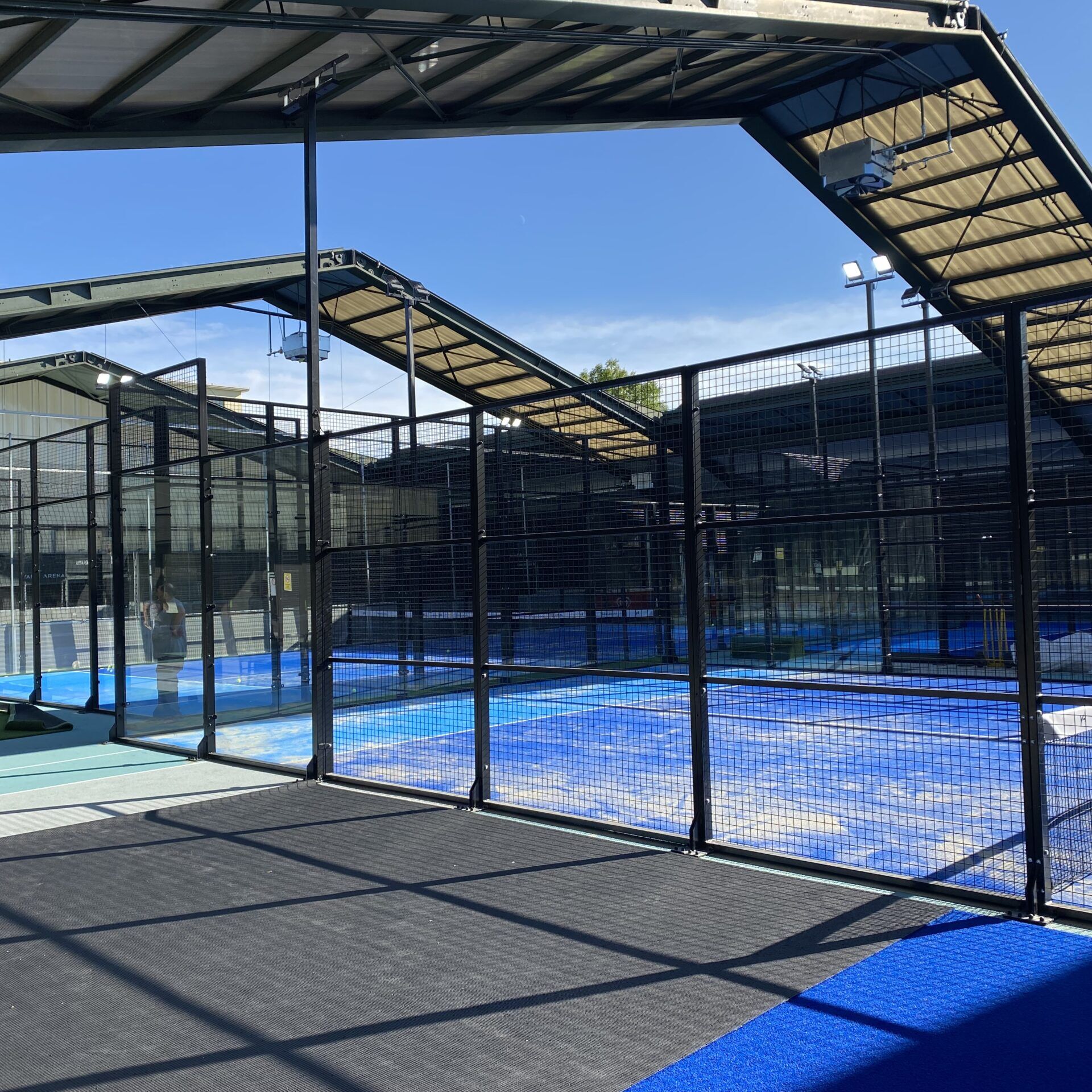 Wir bieten Verkauf und professionelle Installation von Padel-Tennisplätzen für Sportclubs, Gemeinden und Privatpersonen. Erfahren Sie mehr über unsere Dienstleistungen. Kunstrasenprofi Schweiz AG - Ihr Partner für Padel Anlagen