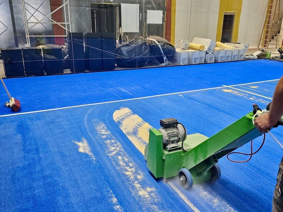 Wir bieten Verkauf und professionelle Installation von Padel-Tennisplätzen für Sportclubs, Gemeinden und Privatpersonen. Erfahren Sie mehr über unsere Dienstleistungen. Kunstrasenprofi Schweiz AG - Ihr Partner für Padel Anlagen
