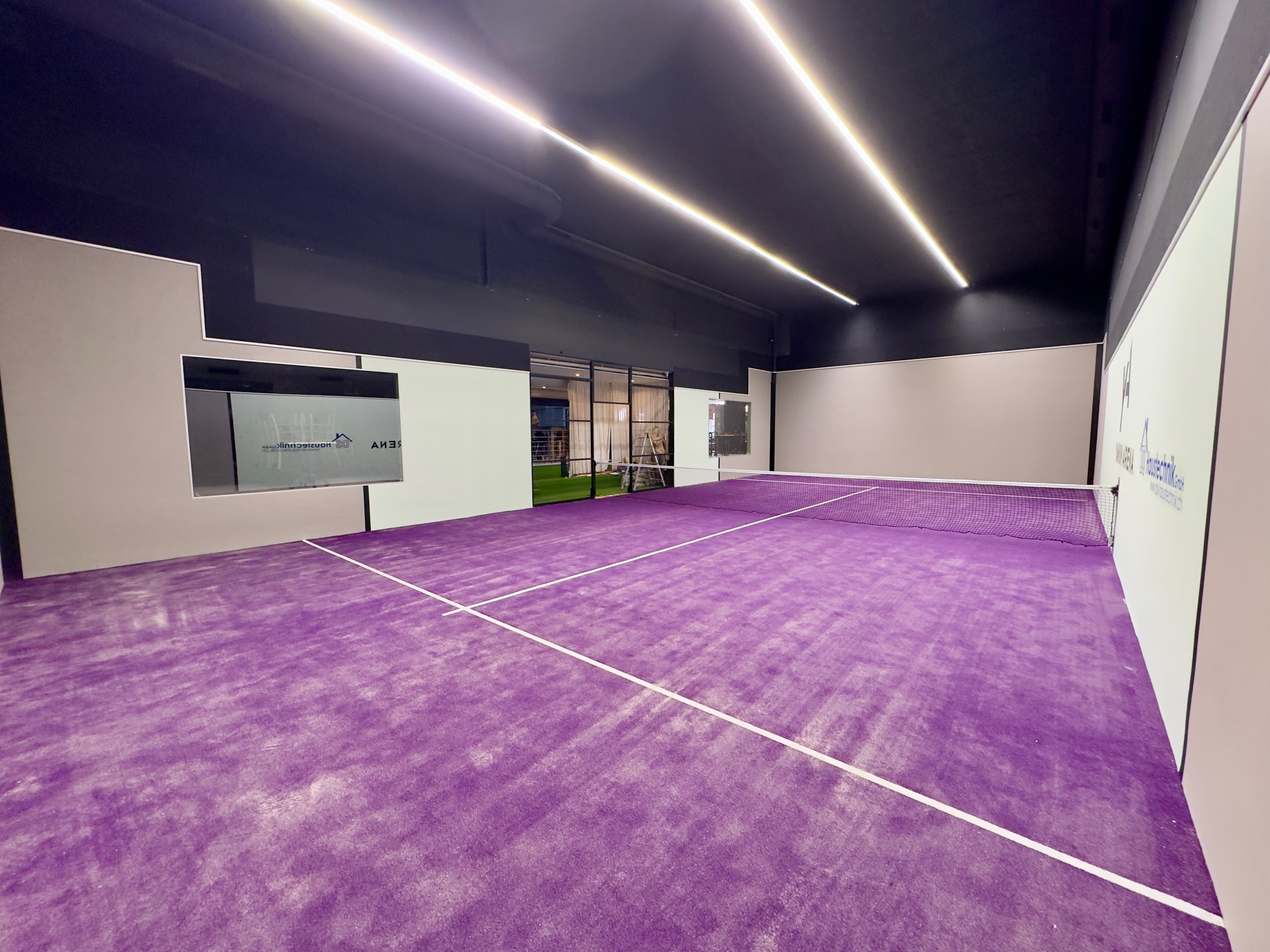 Wir bieten Verkauf und professionelle Installation von Padel-Tennisplätzen für Sportclubs, Gemeinden und Privatpersonen. Erfahren Sie mehr über unsere Dienstleistungen. Kunstrasenprofi Schweiz AG - Ihr Partner für Padel Anlagen