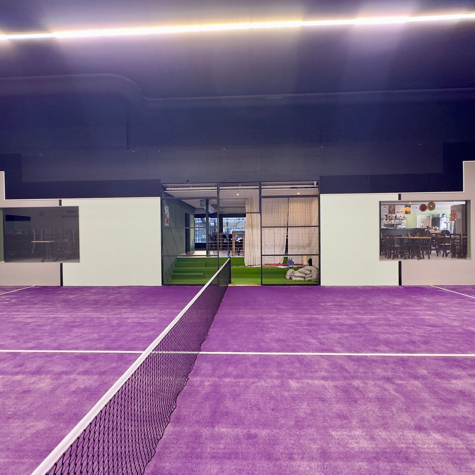 Wir bieten Verkauf und professionelle Installation von Padel-Tennisplätzen für Sportclubs, Gemeinden und Privatpersonen. Erfahren Sie mehr über unsere Dienstleistungen. Kunstrasenprofi Schweiz AG - Ihr Partner für Padel Anlagen