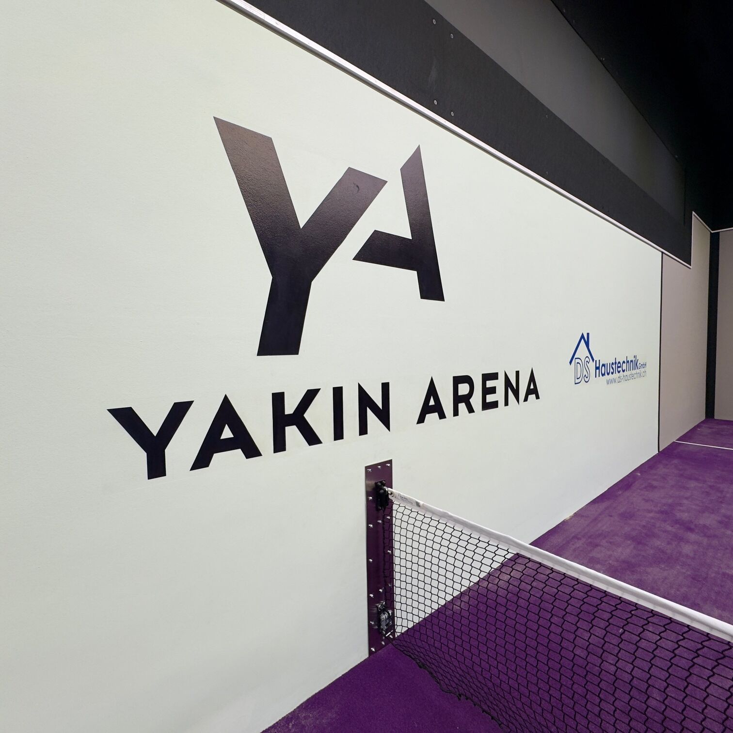 Wir bieten Verkauf und professionelle Installation von Padel-Tennisplätzen für Sportclubs, Gemeinden und Privatpersonen. Erfahren Sie mehr über unsere Dienstleistungen. Kunstrasenprofi Schweiz AG - Ihr Partner für Padel Anlagen