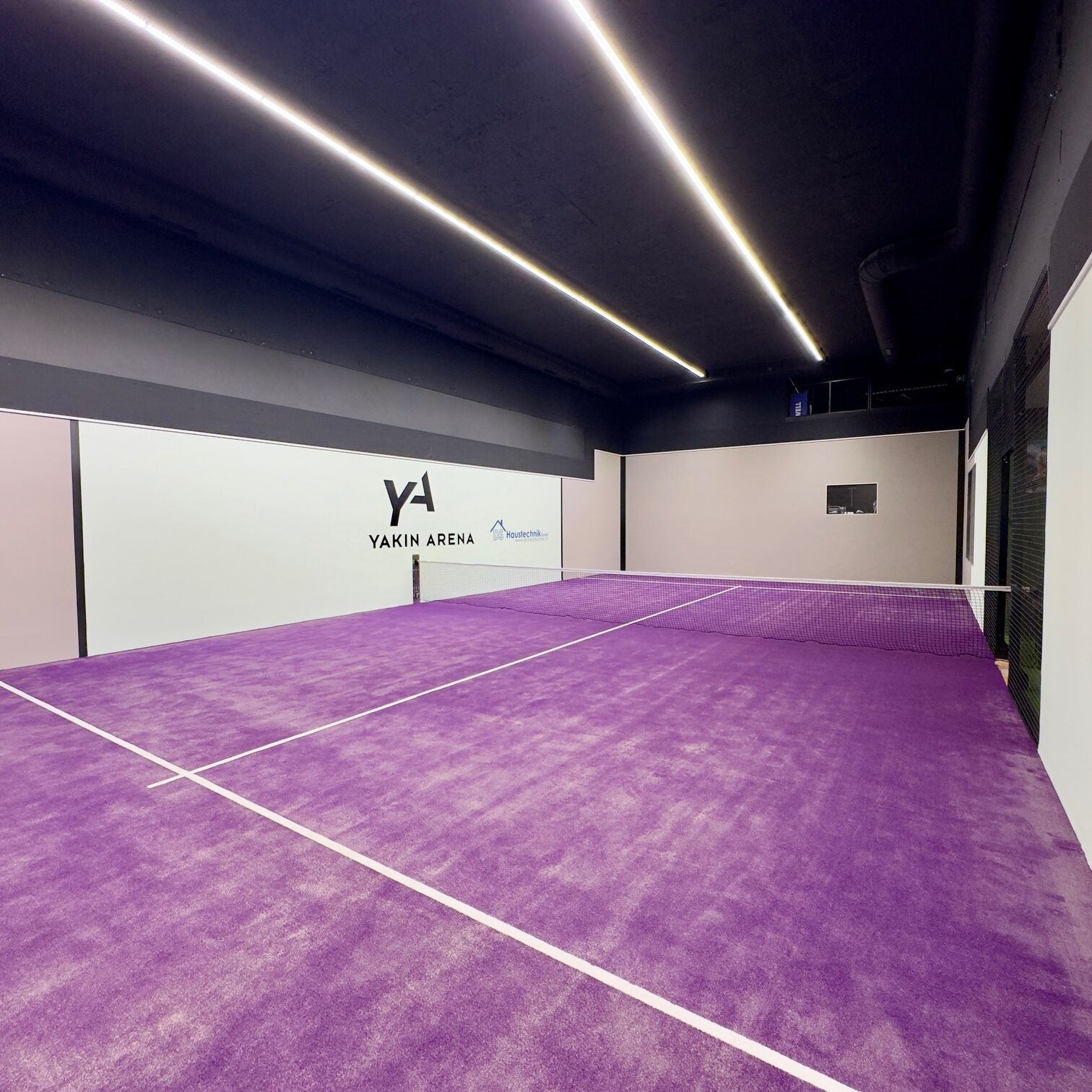 Wir bieten Verkauf und professionelle Installation von Padel-Tennisplätzen für Sportclubs, Gemeinden und Privatpersonen. Erfahren Sie mehr über unsere Dienstleistungen. Kunstrasenprofi Schweiz AG - Ihr Partner für Padel Anlagen