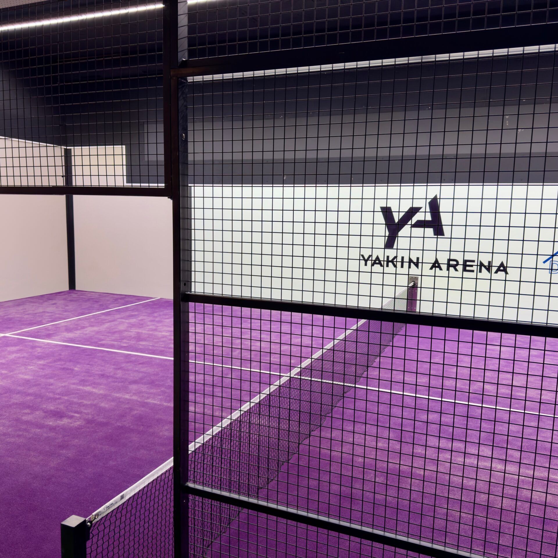 Wir bieten Verkauf und professionelle Installation von Padel-Tennisplätzen für Sportclubs, Gemeinden und Privatpersonen. Erfahren Sie mehr über unsere Dienstleistungen. Kunstrasenprofi Schweiz AG - Ihr Partner für Padel Anlagen