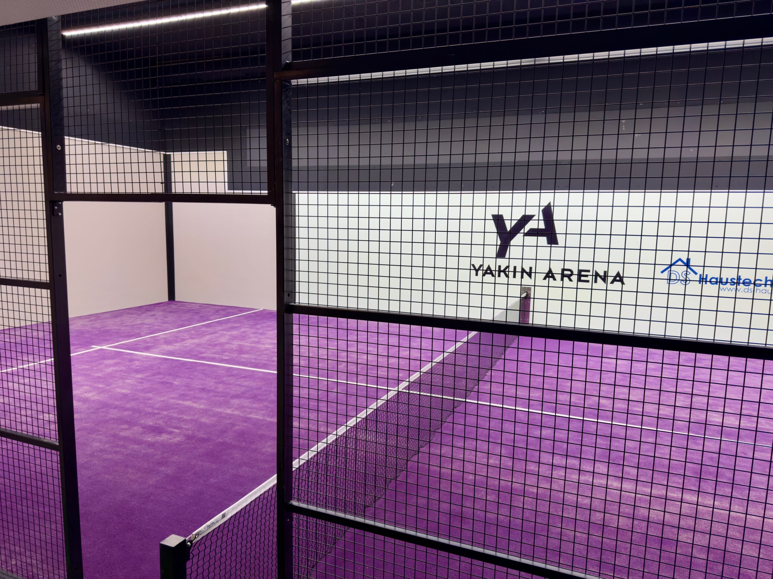 Wir bieten Verkauf und professionelle Installation von Padel-Tennisplätzen für Sportclubs, Gemeinden und Privatpersonen. Erfahren Sie mehr über unsere Dienstleistungen. Kunstrasenprofi Schweiz AG - Ihr Partner für Padel Anlagen