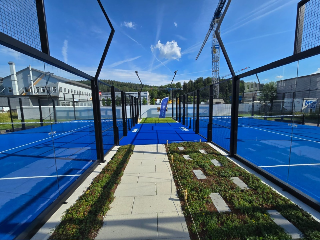 Wir bieten Verkauf und professionelle Installation von Padel-Tennisplätzen für Sportclubs, Gemeinden und Privatpersonen. Erfahren Sie mehr über unsere Dienstleistungen. Kunstrasenprofi Schweiz AG - Ihr Partner für Padel Anlagen
