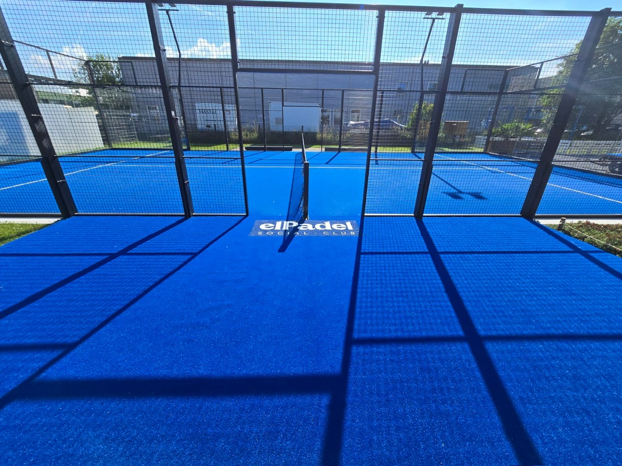 Wir bieten Verkauf und professionelle Installation von Padel-Tennisplätzen für Sportclubs, Gemeinden und Privatpersonen. Erfahren Sie mehr über unsere Dienstleistungen. Kunstrasenprofi Schweiz AG - Ihr Partner für Padel Anlagen