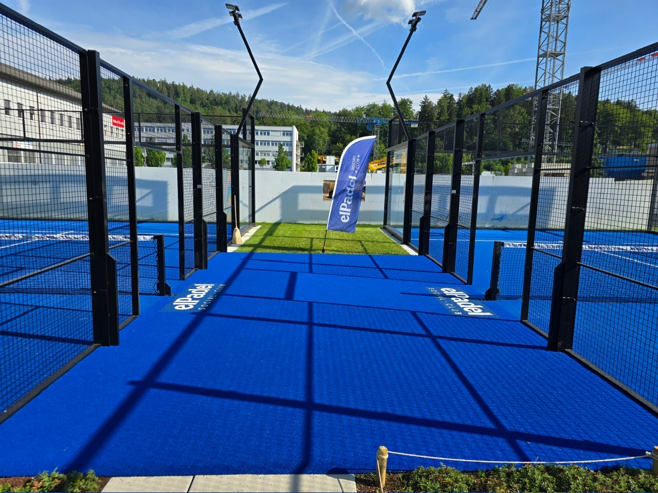 Wir bieten Verkauf und professionelle Installation von Padel-Tennisplätzen für Sportclubs, Gemeinden und Privatpersonen. Erfahren Sie mehr über unsere Dienstleistungen. Kunstrasenprofi Schweiz AG - Ihr Partner für Padel Anlagen