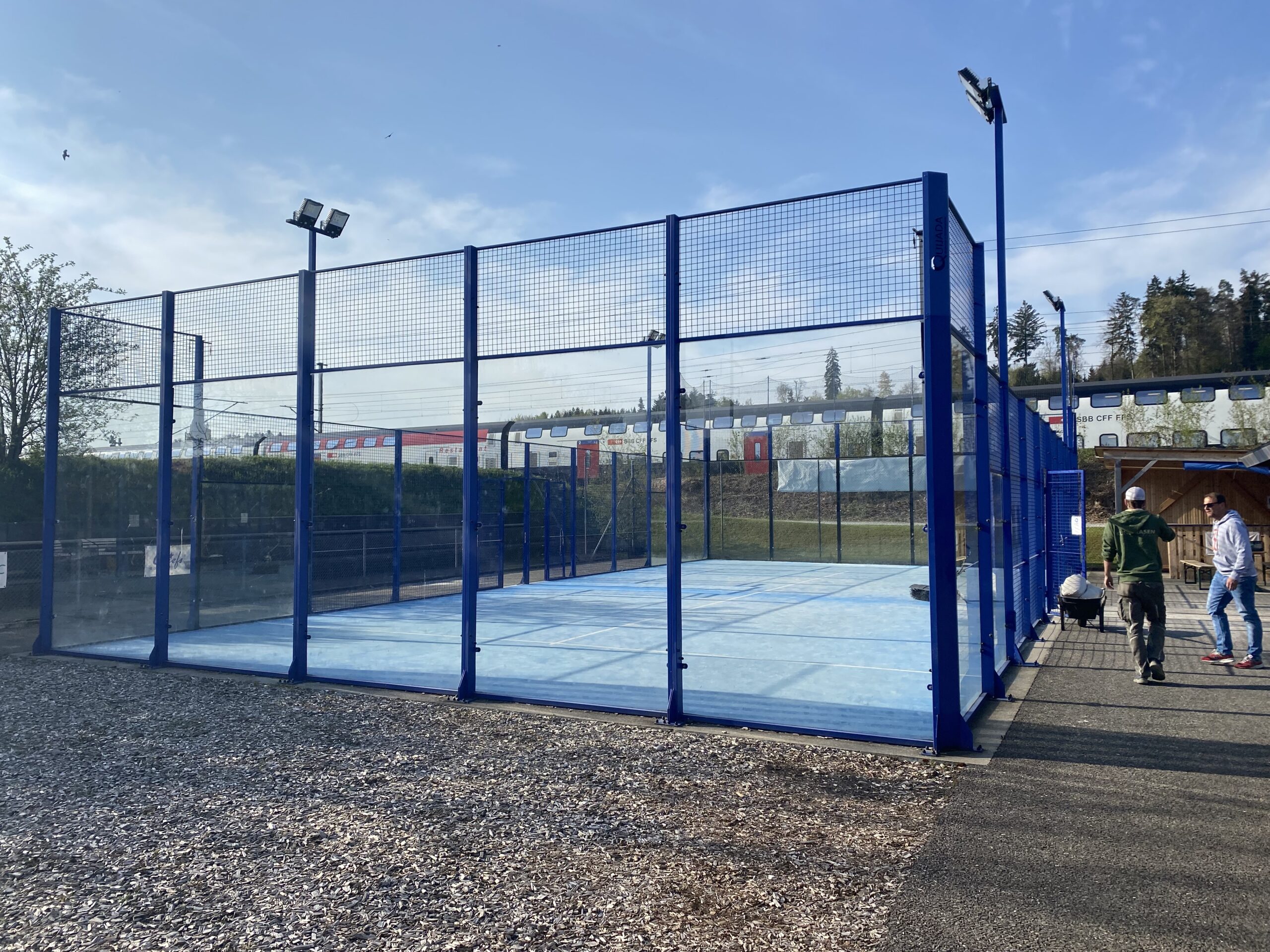 Wir bieten Verkauf und professionelle Installation von Padel-Tennisplätzen für Sportclubs, Gemeinden und Privatpersonen. Erfahren Sie mehr über unsere Dienstleistungen. Kunstrasenprofi Schweiz AG - Ihr Partner für Padel Anlagen
