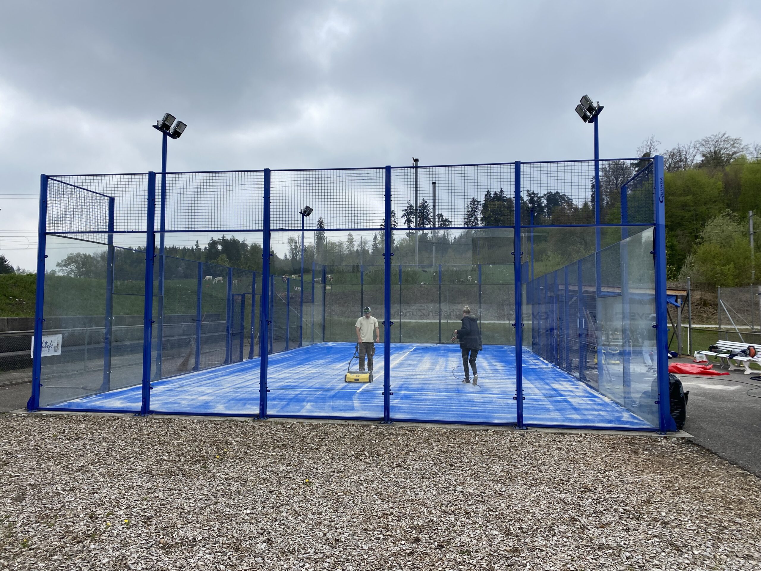 Wir bieten Verkauf und professionelle Installation von Padel-Tennisplätzen für Sportclubs, Gemeinden und Privatpersonen. Erfahren Sie mehr über unsere Dienstleistungen. Kunstrasenprofi Schweiz AG - Ihr Partner für Padel Anlagen