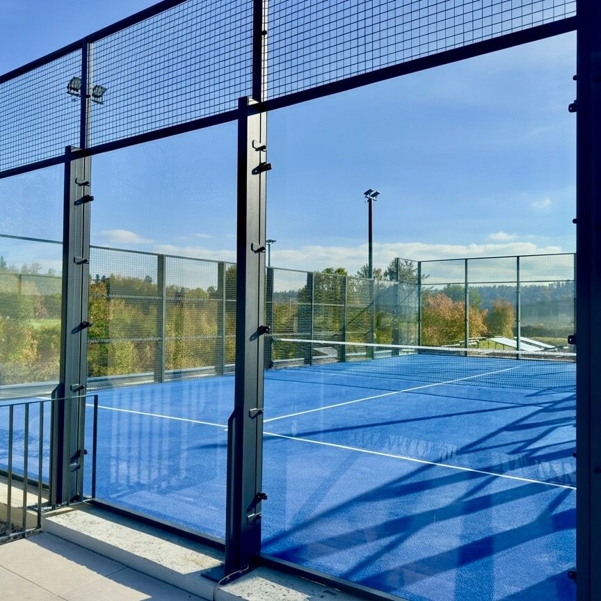 Wir bieten Verkauf und professionelle Installation von Padel-Tennisplätzen für Sportclubs, Gemeinden und Privatpersonen. Erfahren Sie mehr über unsere Dienstleistungen. Kunstrasenprofi Schweiz AG - Ihr Partner für Padel Anlagen