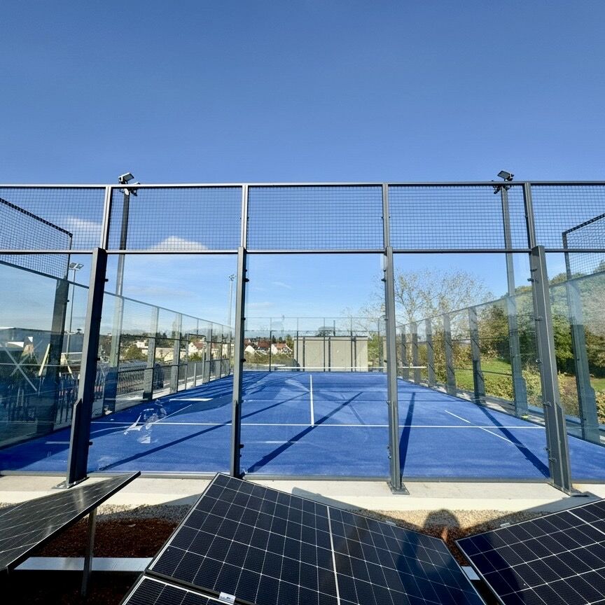 Wir bieten Verkauf und professionelle Installation von Padel-Tennisplätzen für Sportclubs, Gemeinden und Privatpersonen. Erfahren Sie mehr über unsere Dienstleistungen. Kunstrasenprofi Schweiz AG - Ihr Partner für Padel Anlagen