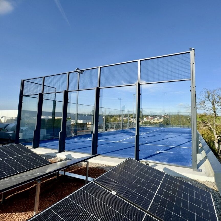 Wir bieten Verkauf und professionelle Installation von Padel-Tennisplätzen für Sportclubs, Gemeinden und Privatpersonen. Erfahren Sie mehr über unsere Dienstleistungen. Kunstrasenprofi Schweiz AG - Ihr Partner für Padel Anlagen