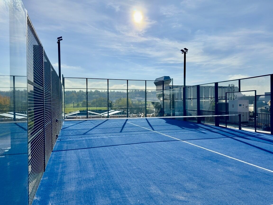 Wir bieten Verkauf und professionelle Installation von Padel-Tennisplätzen für Sportclubs, Gemeinden und Privatpersonen. Erfahren Sie mehr über unsere Dienstleistungen. Kunstrasenprofi Schweiz AG - Ihr Partner für Padel Anlagen