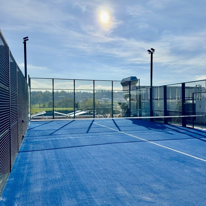 Wir bieten Verkauf und professionelle Installation von Padel-Tennisplätzen für Sportclubs, Gemeinden und Privatpersonen. Erfahren Sie mehr über unsere Dienstleistungen. Kunstrasenprofi Schweiz AG - Ihr Partner für Padel Anlagen
