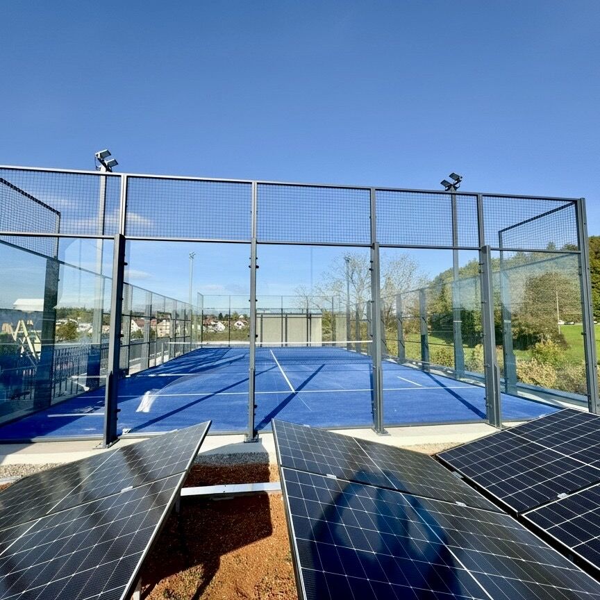 Wir bieten Verkauf und professionelle Installation von Padel-Tennisplätzen für Sportclubs, Gemeinden und Privatpersonen. Erfahren Sie mehr über unsere Dienstleistungen. Kunstrasenprofi Schweiz AG - Ihr Partner für Padel Anlagen