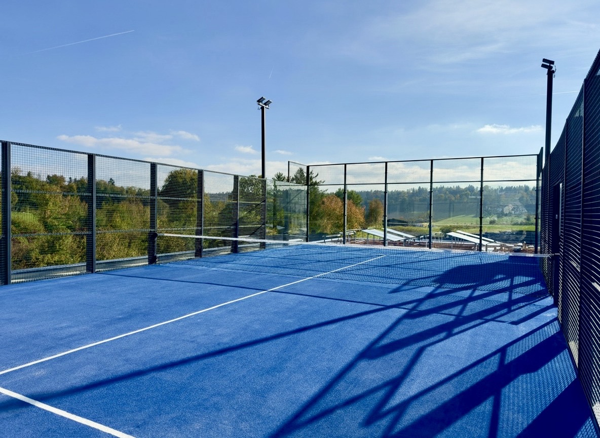 Wir bieten Verkauf und professionelle Installation von Padel-Tennisplätzen für Sportclubs, Gemeinden und Privatpersonen. Erfahren Sie mehr über unsere Dienstleistungen. Kunstrasenprofi Schweiz AG - Ihr Partner für Padel Anlagen