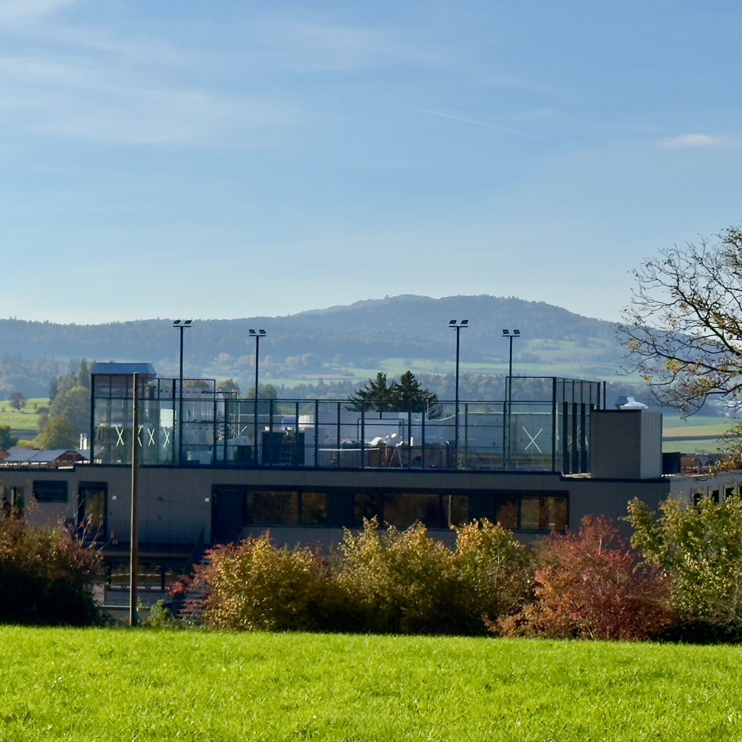 Wir bieten Verkauf und professionelle Installation von Padel-Tennisplätzen für Sportclubs, Gemeinden und Privatpersonen. Erfahren Sie mehr über unsere Dienstleistungen. Kunstrasenprofi Schweiz AG - Ihr Partner für Padel Anlagen