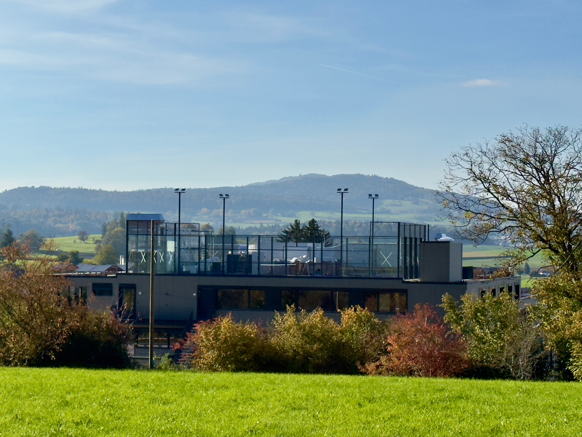 Wir bieten Verkauf und professionelle Installation von Padel-Tennisplätzen für Sportclubs, Gemeinden und Privatpersonen. Erfahren Sie mehr über unsere Dienstleistungen. Kunstrasenprofi Schweiz AG - Ihr Partner für Padel Anlagen