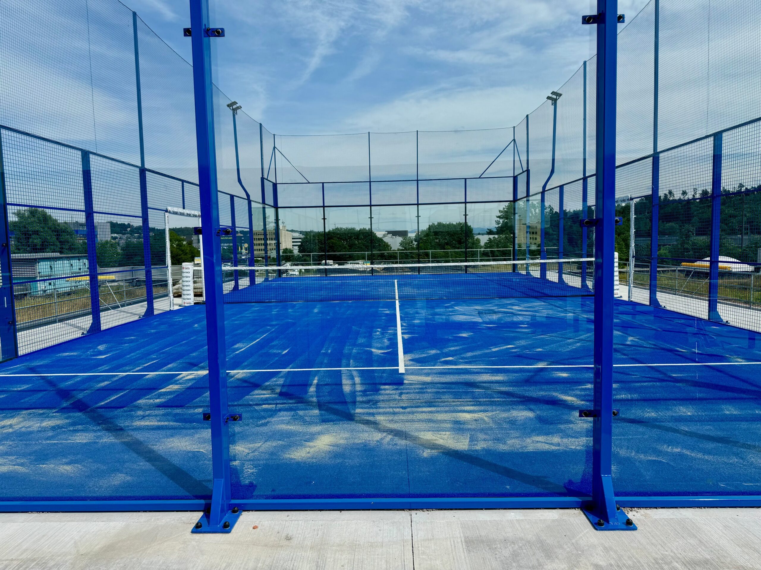Wir bieten Verkauf und professionelle Installation von Padel-Tennisplätzen für Sportclubs, Gemeinden und Privatpersonen. Erfahren Sie mehr über unsere Dienstleistungen. Kunstrasenprofi Schweiz AG - Ihr Partner für Padel Anlagen