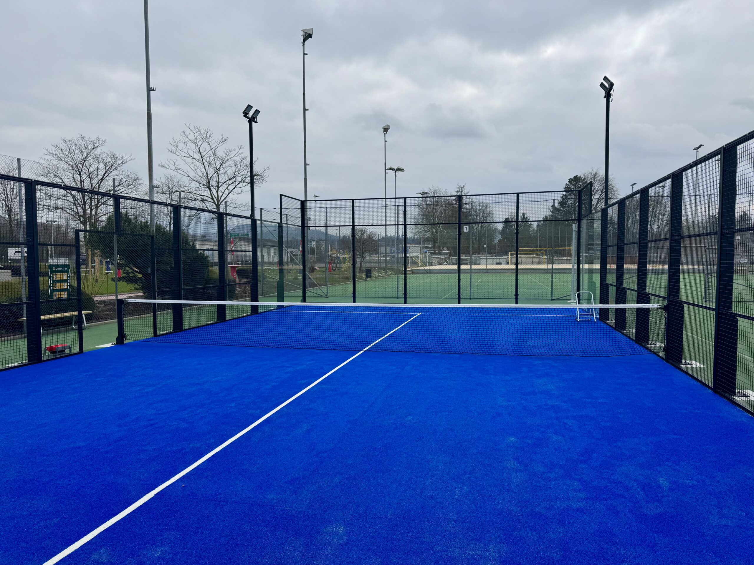 Wir bieten Verkauf und professionelle Installation von Padel-Tennisplätzen für Sportclubs, Gemeinden und Privatpersonen. Erfahren Sie mehr über unsere Dienstleistungen. Kunstrasenprofi Schweiz AG - Ihr Partner für Padel Anlagen