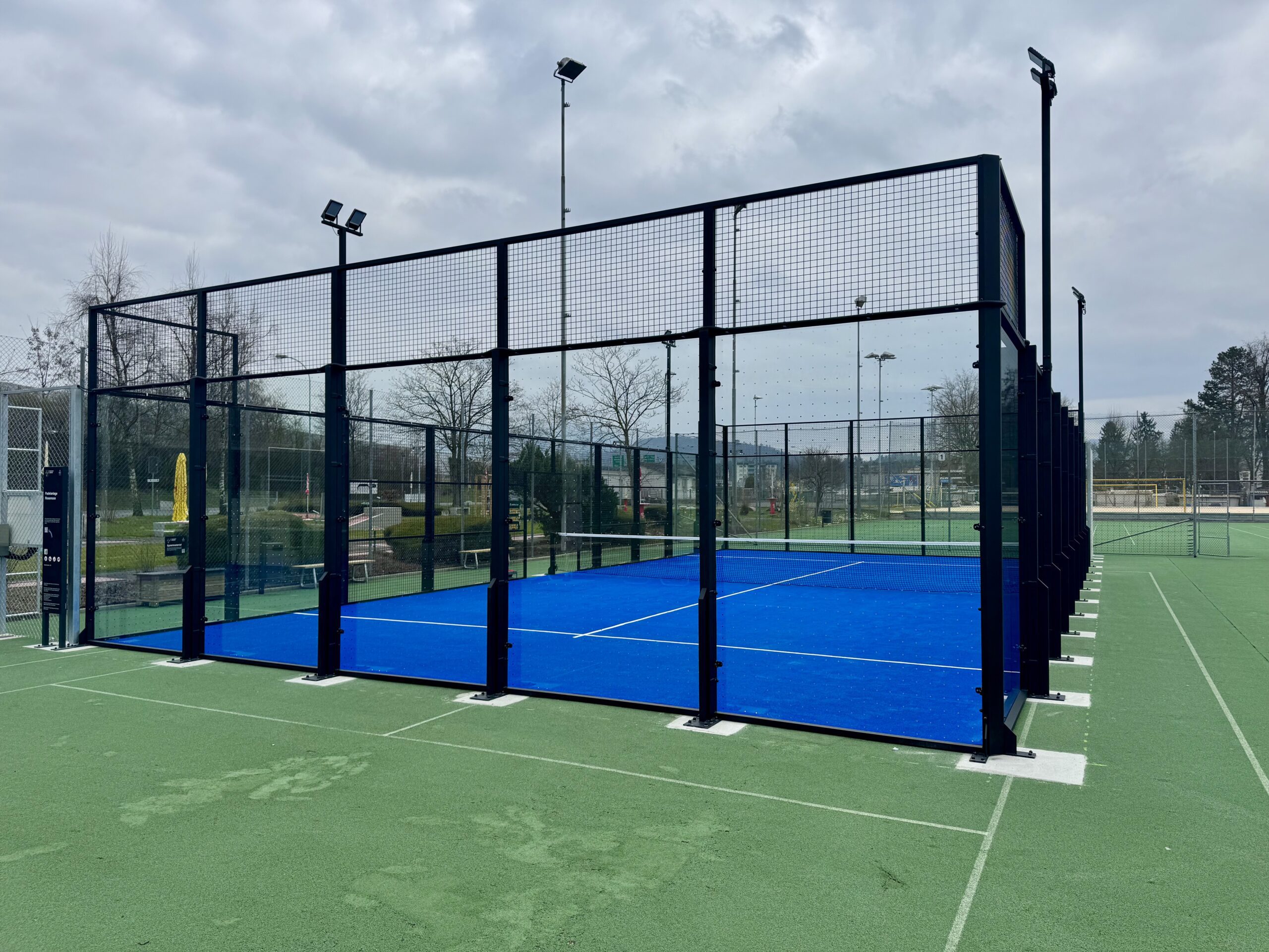 Wir bieten Verkauf und professionelle Installation von Padel-Tennisplätzen für Sportclubs, Gemeinden und Privatpersonen. Erfahren Sie mehr über unsere Dienstleistungen. Kunstrasenprofi Schweiz AG - Ihr Partner für Padel Anlagen