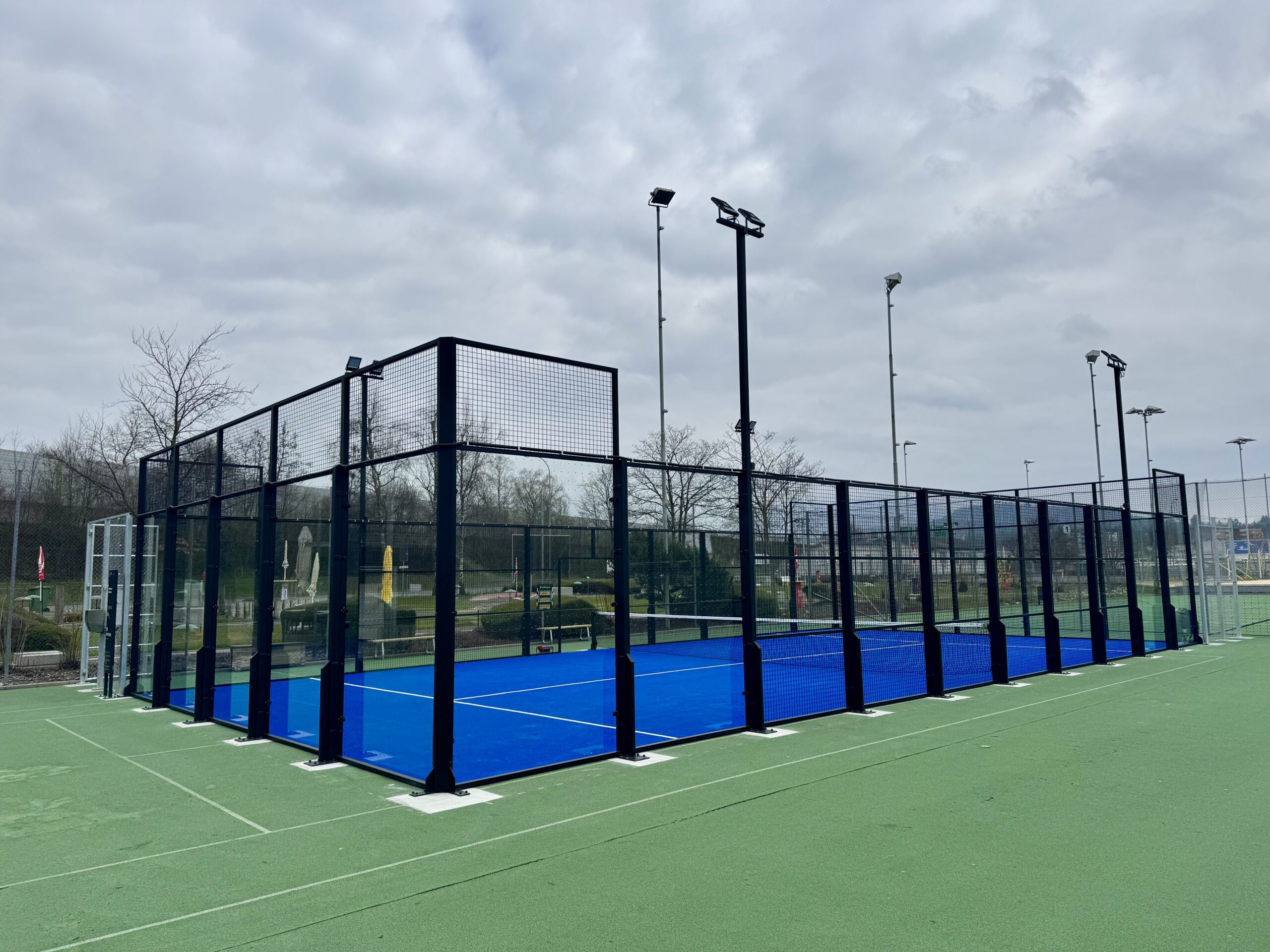 Wir bieten Verkauf und professionelle Installation von Padel-Tennisplätzen für Sportclubs, Gemeinden und Privatpersonen. Erfahren Sie mehr über unsere Dienstleistungen. Kunstrasenprofi Schweiz AG - Ihr Partner für Padel Anlagen