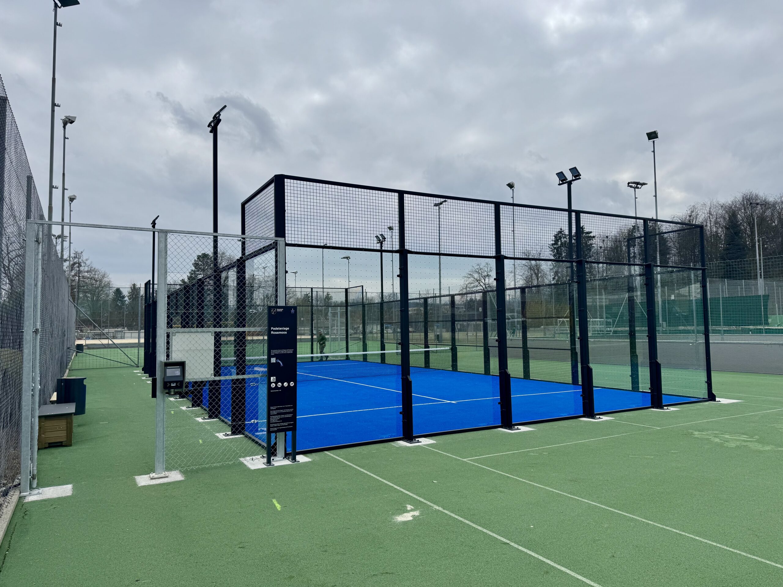 Wir bieten Verkauf und professionelle Installation von Padel-Tennisplätzen für Sportclubs, Gemeinden und Privatpersonen. Erfahren Sie mehr über unsere Dienstleistungen. Kunstrasenprofi Schweiz AG - Ihr Partner für Padel Anlagen