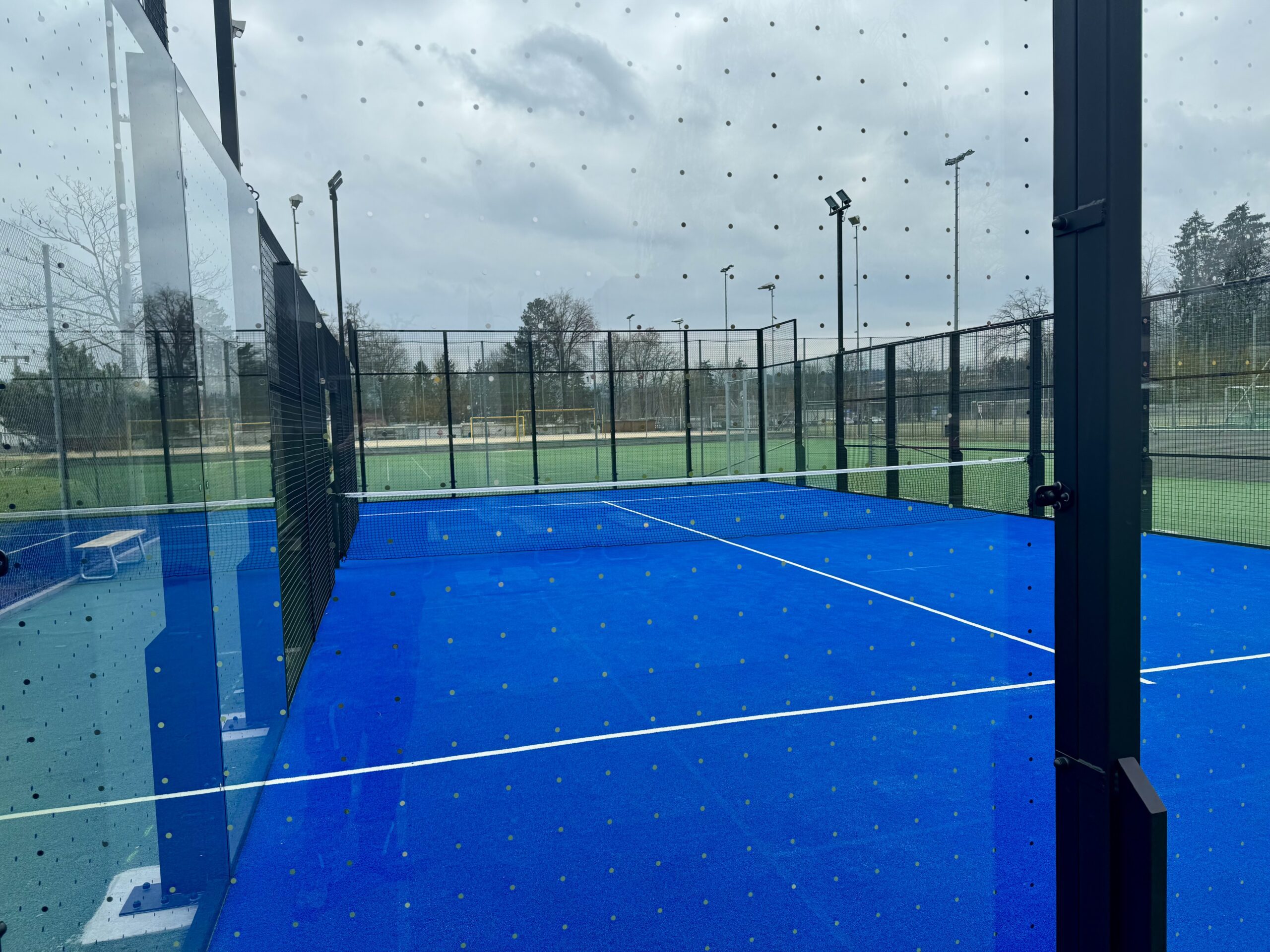 Wir bieten Verkauf und professionelle Installation von Padel-Tennisplätzen für Sportclubs, Gemeinden und Privatpersonen. Erfahren Sie mehr über unsere Dienstleistungen. Kunstrasenprofi Schweiz AG - Ihr Partner für Padel Anlagen