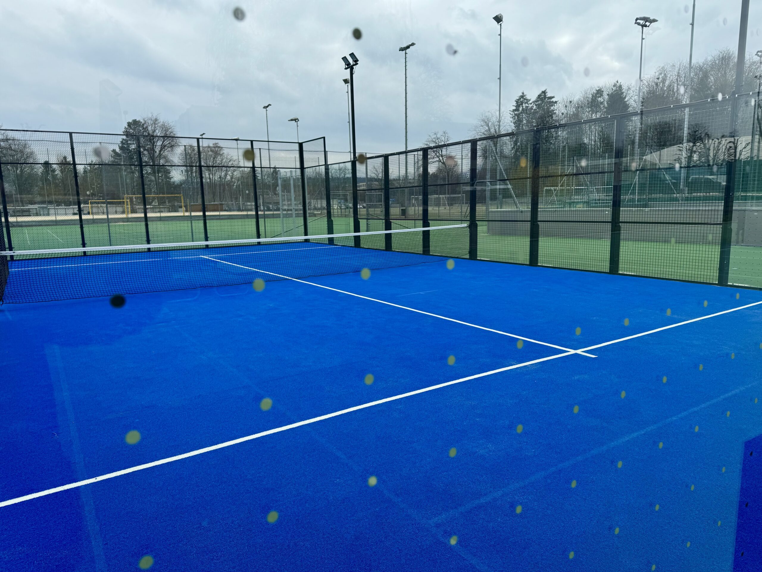 Wir bieten Verkauf und professionelle Installation von Padel-Tennisplätzen für Sportclubs, Gemeinden und Privatpersonen. Erfahren Sie mehr über unsere Dienstleistungen. Kunstrasenprofi Schweiz AG - Ihr Partner für Padel Anlagen