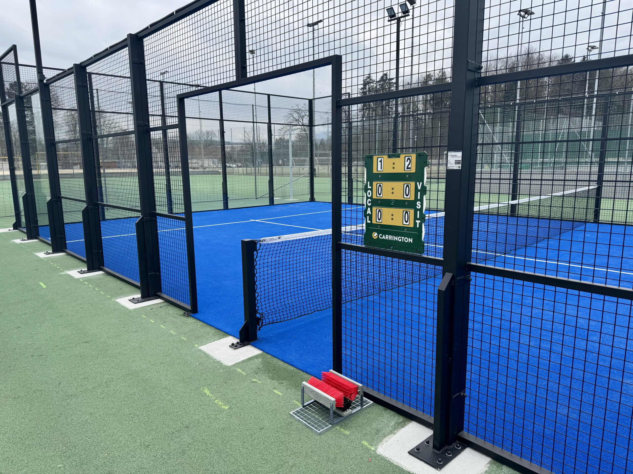 Wir bieten Verkauf und professionelle Installation von Padel-Tennisplätzen für Sportclubs, Gemeinden und Privatpersonen. Erfahren Sie mehr über unsere Dienstleistungen. Kunstrasenprofi Schweiz AG - Ihr Partner für Padel Anlagen