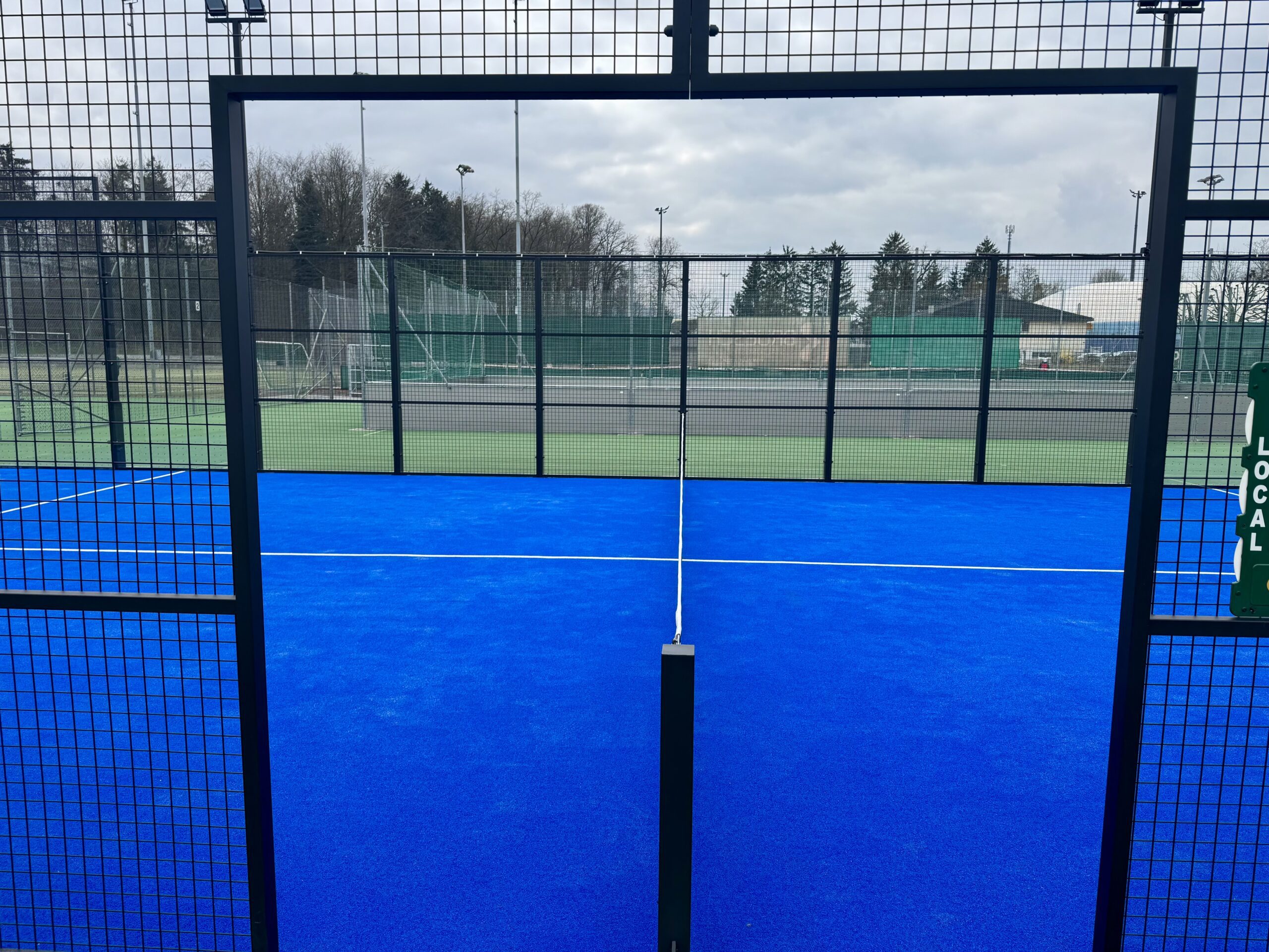 Wir bieten Verkauf und professionelle Installation von Padel-Tennisplätzen für Sportclubs, Gemeinden und Privatpersonen. Erfahren Sie mehr über unsere Dienstleistungen. Kunstrasenprofi Schweiz AG - Ihr Partner für Padel Anlagen