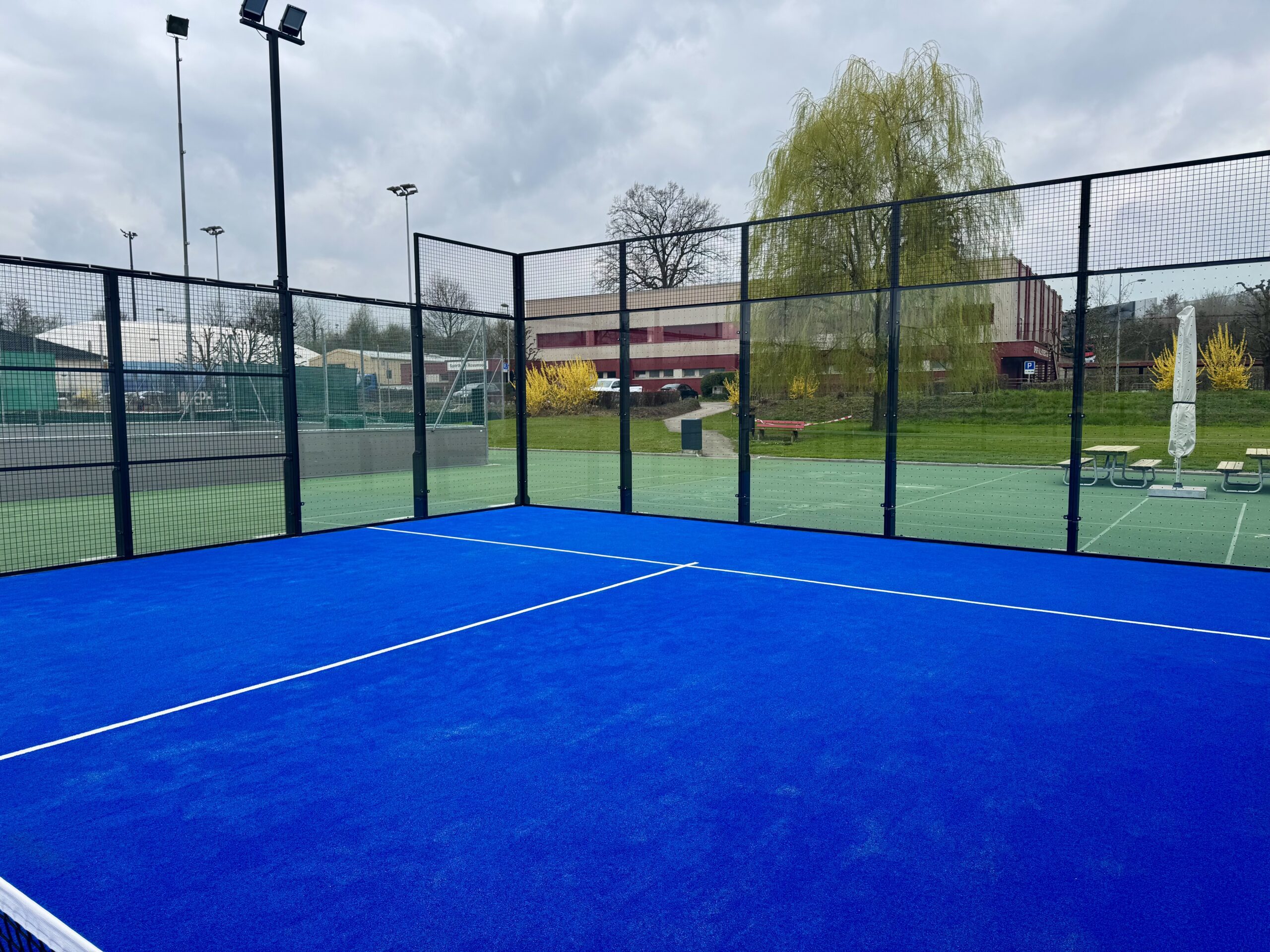 Wir bieten Verkauf und professionelle Installation von Padel-Tennisplätzen für Sportclubs, Gemeinden und Privatpersonen. Erfahren Sie mehr über unsere Dienstleistungen. Kunstrasenprofi Schweiz AG - Ihr Partner für Padel Anlagen